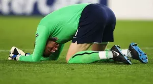 Вратар падна на колене преди дузпа - как завърши експериментът му? (ВИДЕО)