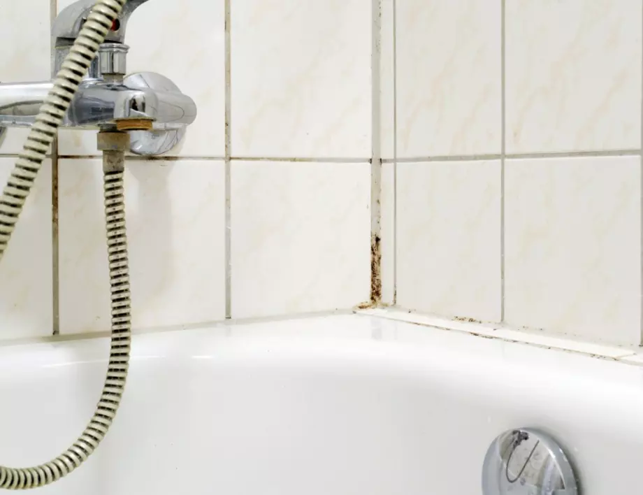 Мухъл върху силиконовите уплътнения в банята? Направете това и ще забравите за него
