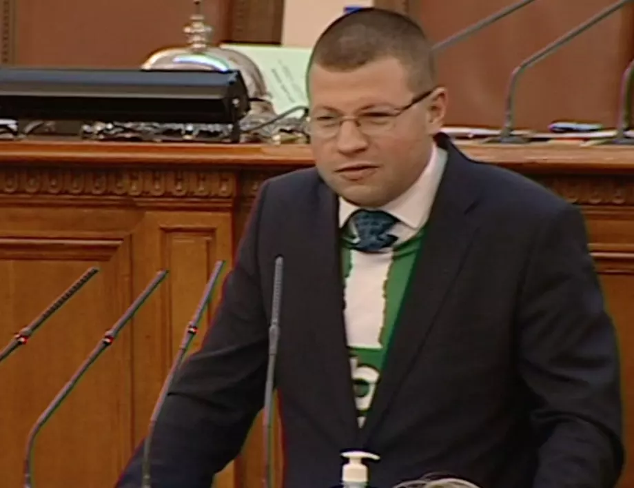 Депутат излезе с тениска на "Берое" на парламентарната трибуна, за да пита за бъдещето на отбора