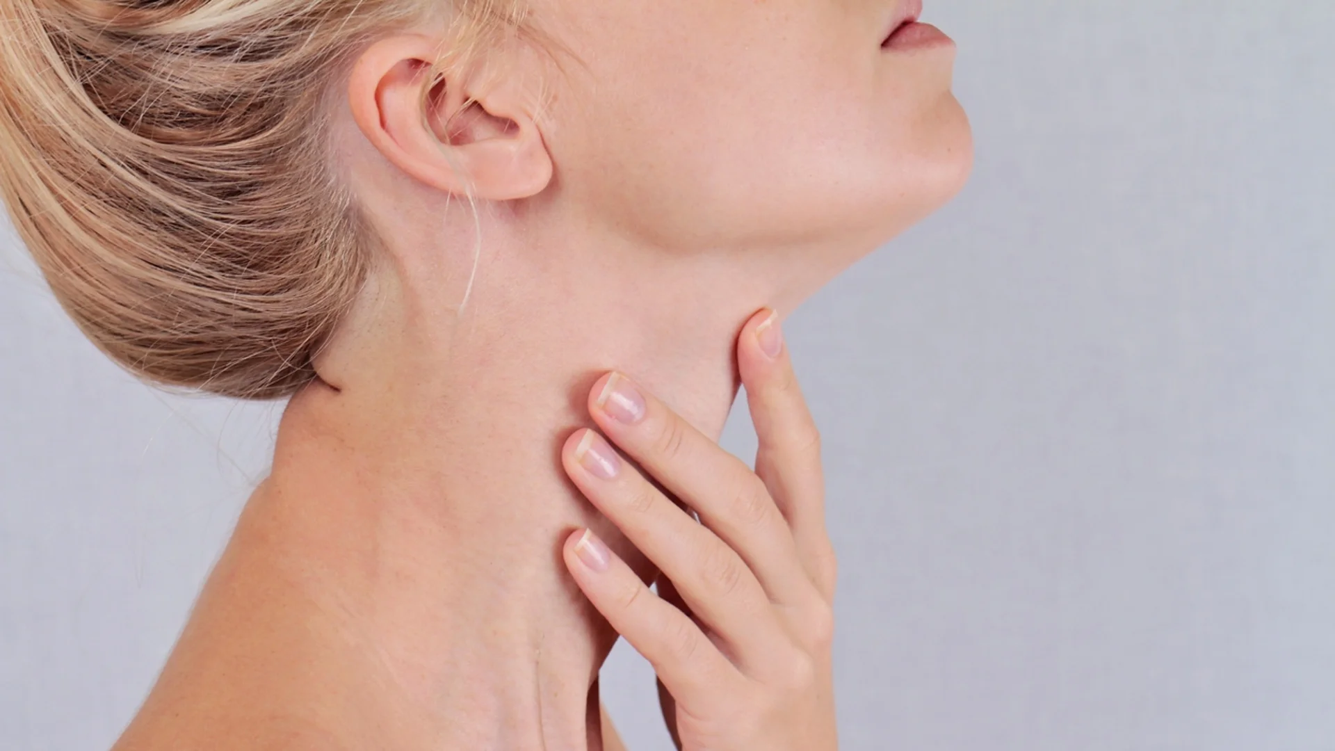 Как да проверите сами състоянието на щитовидната си жлеза?