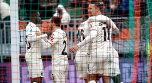 В специален мач за Ибра, капитана и треньора: Милан би и завзе върха в Серия А