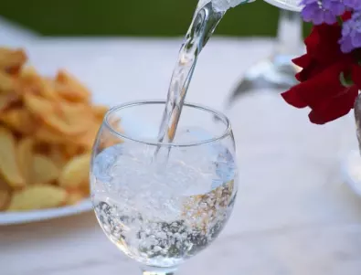 Защо е вредно да пием само минерална вода