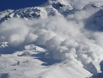 Спасители издирват скиори след лавина в Австрия
