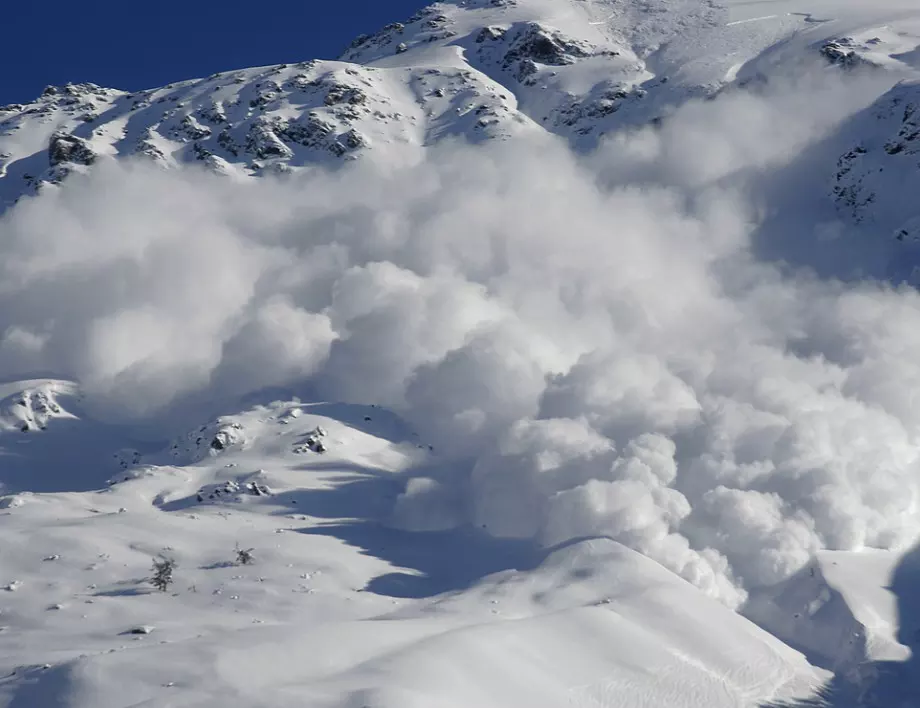 Опасност от лавини по откритите планински места