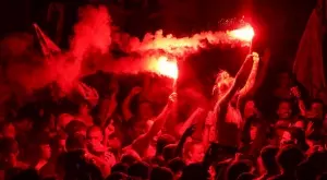 Феновете на Олимпия "взривиха" стадиона, целият квартал бе оглушен (ВИДЕО)