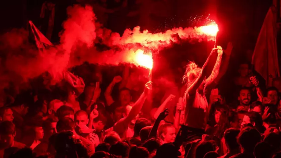 Феновете на Олимпия "взривиха" стадиона, целият квартал бе оглушен (ВИДЕО)