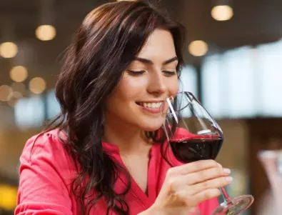 Лекар: Защо при някои хора консумацията на червено вино води до главоболие ?