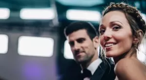 СНИМКИ: Тя не крещи пламенно в негова защита, но е истинската опора на Джокович