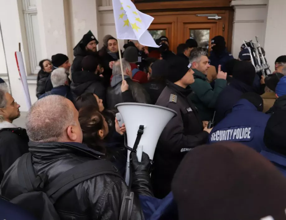 Иво Мирчев: Депутати от "Възраждане" опитаха да пуснат протестиращи в парламента (ВИДЕО)