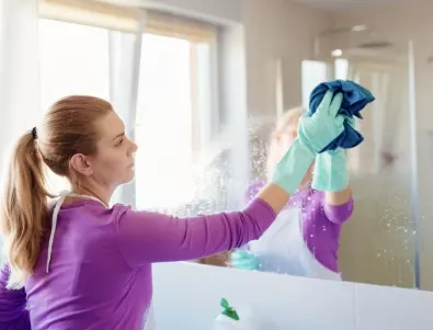 Хитрите домакини почистват огледалото в банята така и то никога не се запотява