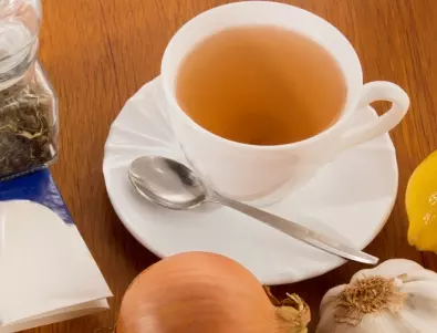 Този домашен чай с орехи и лук по бабина рецепта, пресича досадната кашлица за нула време