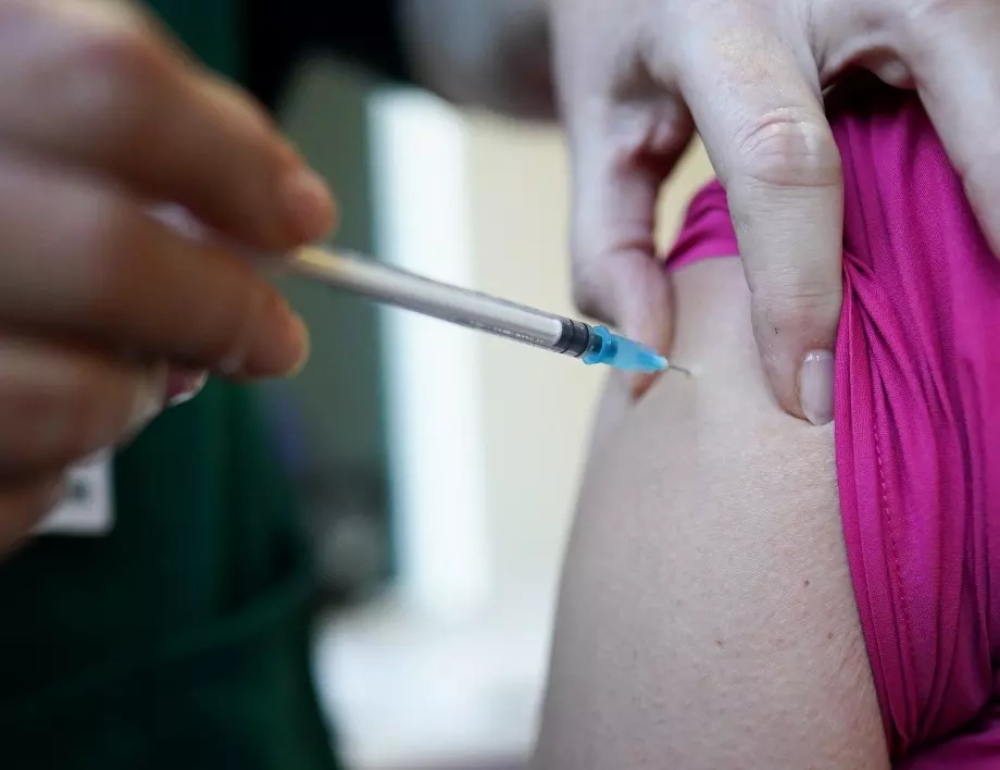 Одобрените в Европа ваксини срещу "Омикрон" не са достъпни за хора без нито една доза