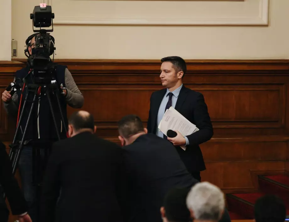 Вигенин определи поведението в парламента като омерзително, защити Никола Минчев