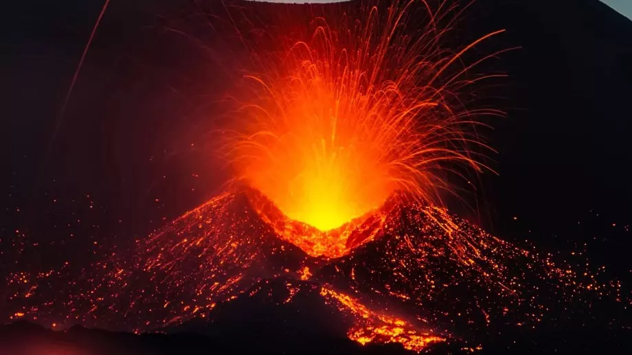 Индонезийският вулкан Мерапи отново изригна (ВИДЕО)