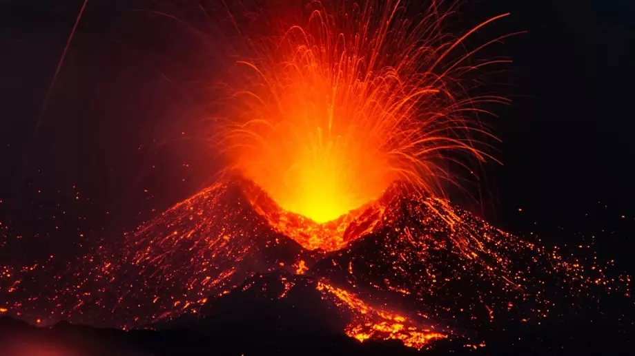 Фонтан от лава и пепел: Изригна вулканът Етна (ВИДЕО)