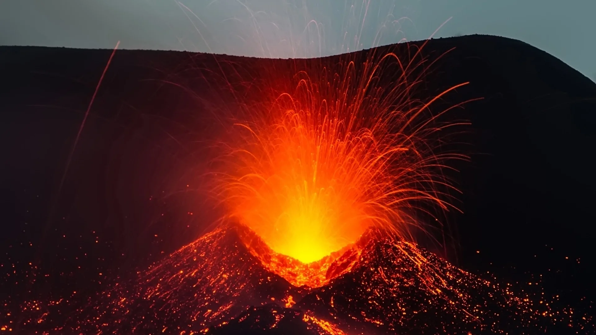 Отново изригна вулкан в Исландия (СНИМКИ)