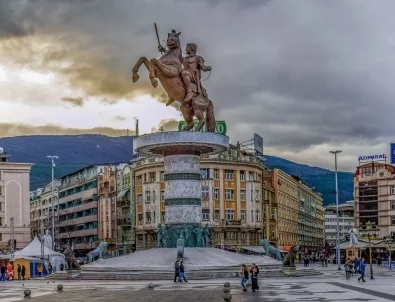 Коментар №3 на седмицата: Кой иска Скопие да остане извън ЕС? Вижда му се кандилото