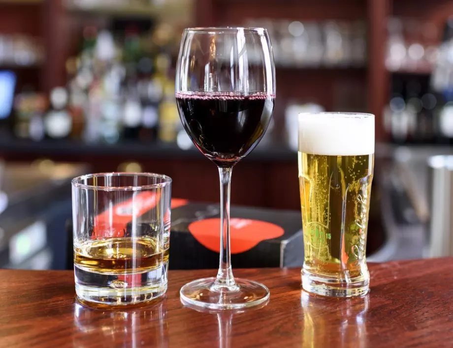 Защо хората пият алкохол, щом знаят колко е вреден?