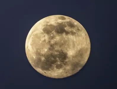 Учени обясниха загадъчните свойства на лунните проби от 