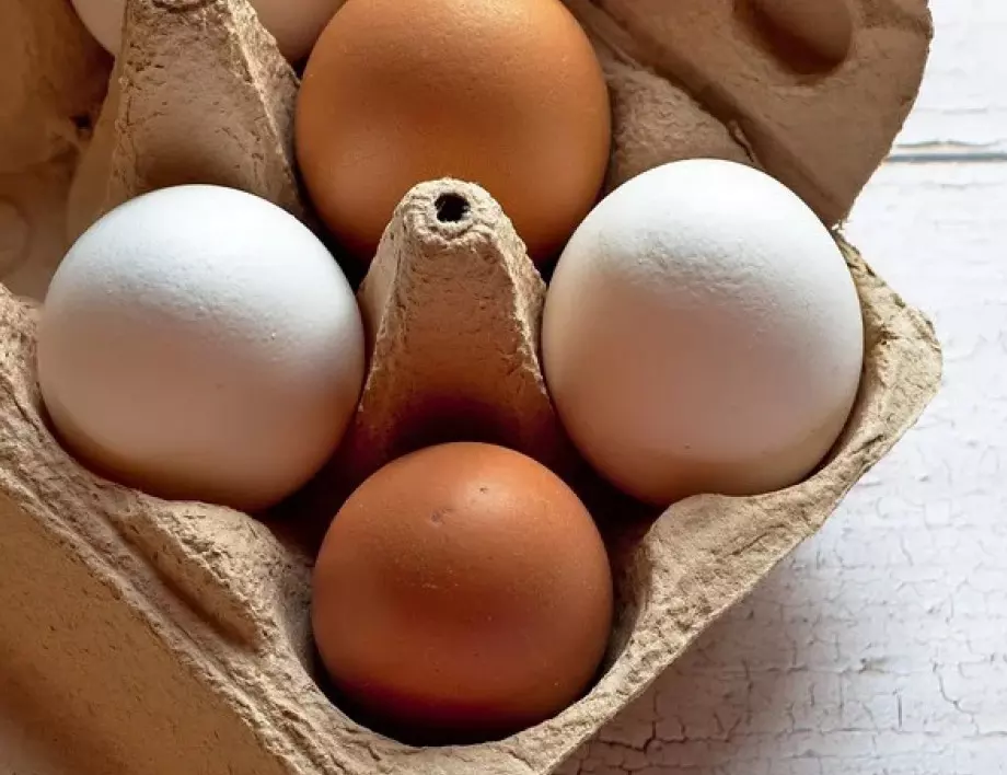 Червени петна по жълтъка: Какво означават и възможно ли е да се яде такова яйце?