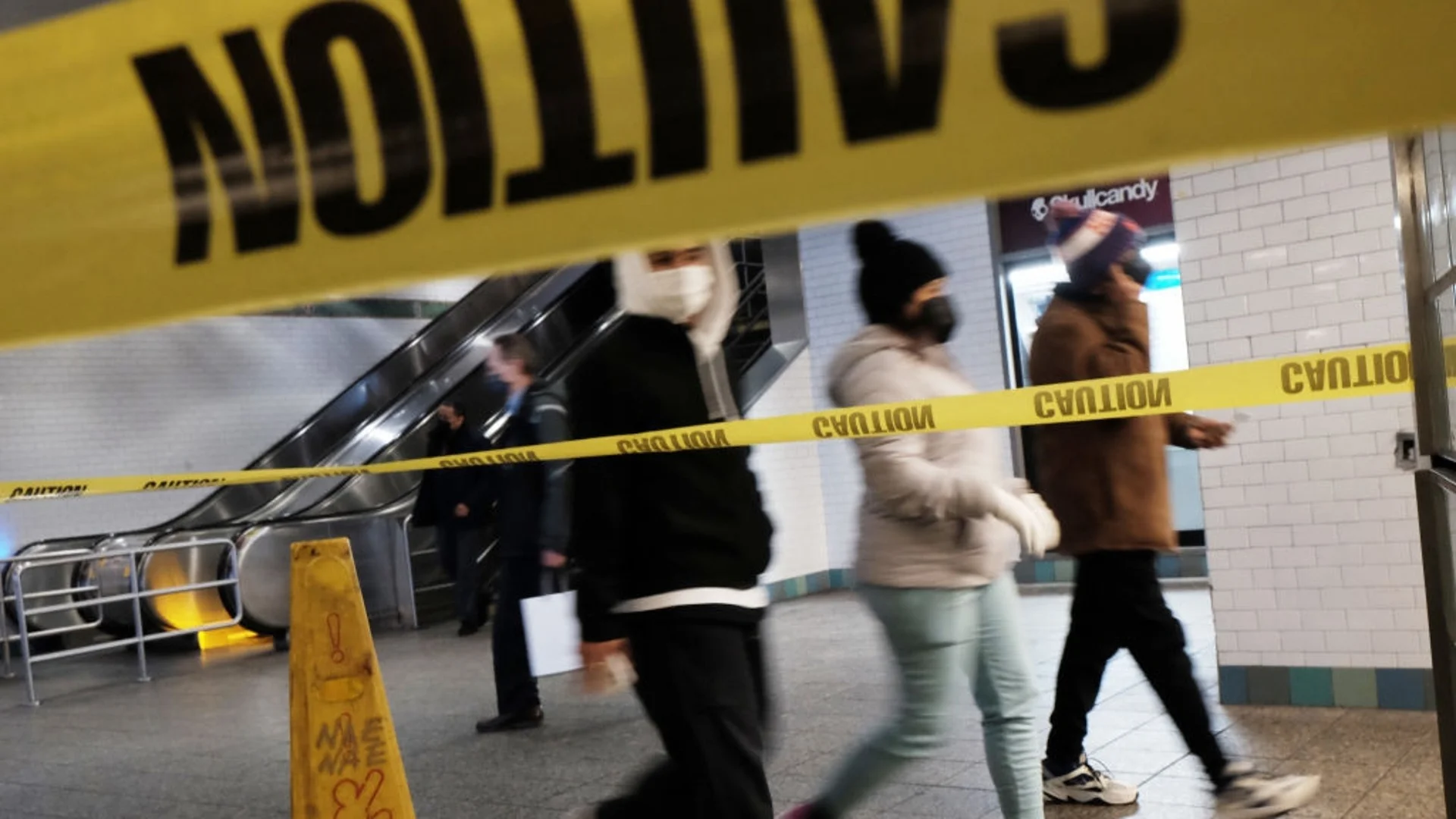 Един убит и петима ранени след стрелба в нюйоркското метро