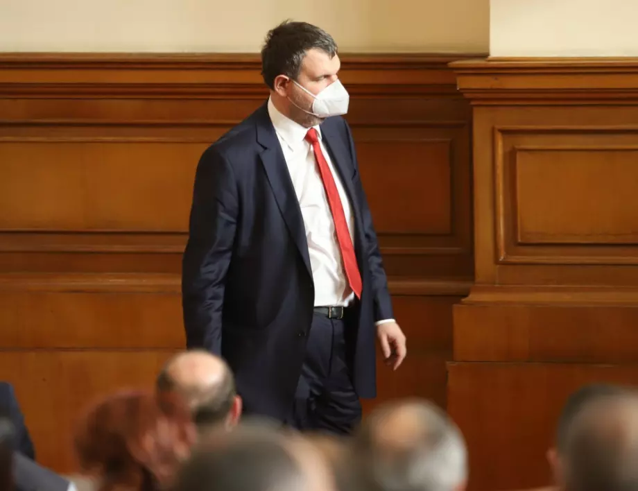 "Хората дишат, благодарение на него": Депутати от ДПС скочиха да защитават Делян Пеевски
