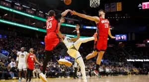 Кош със сирената на Къри донесе победата Уориърс над Рокетс