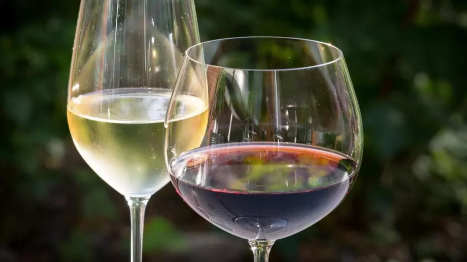 Защо бялото вино е най-добрият алкохол през лятото срещу високо кръвно?