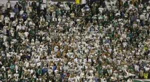 Лудост! Фен хвърли нож на терена по време на дерби в Бразилия (ВИДЕО)