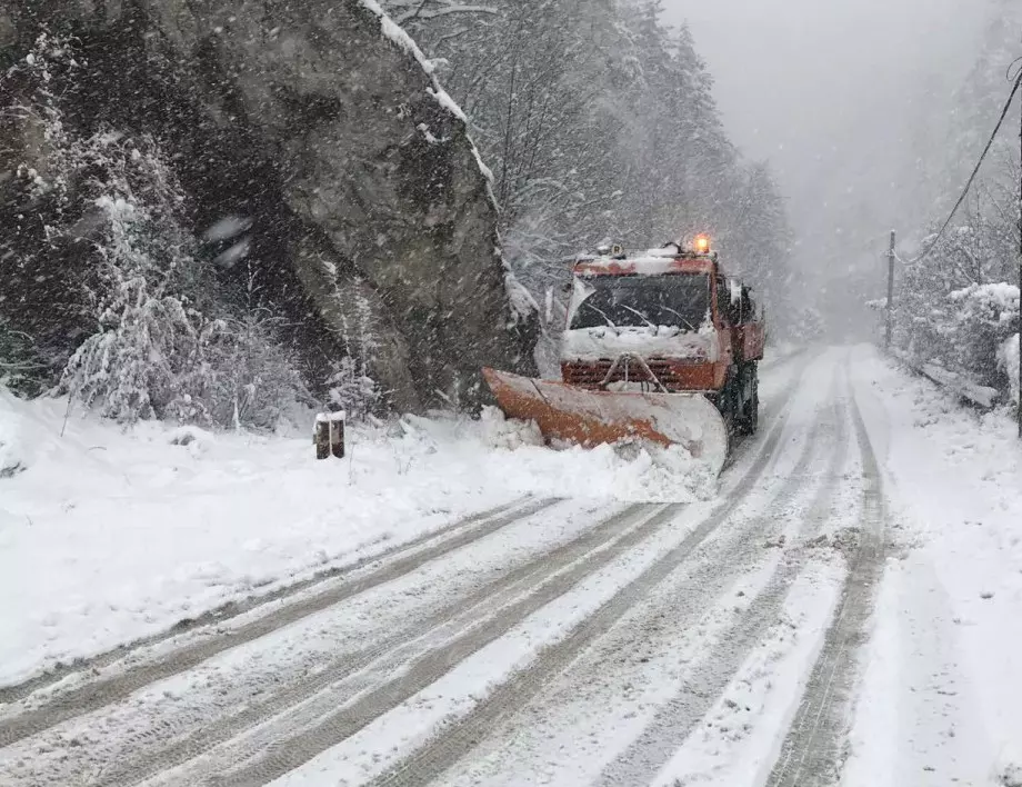 АПИ: Зимни условия за пътуване в Западна България