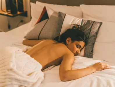 Гол и щастлив: Как сънят без дрехи влияе на здравето