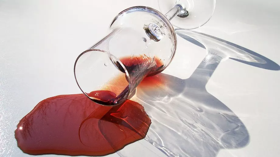 Ето как за секунди да премахнете петно от червено вино, без препарати