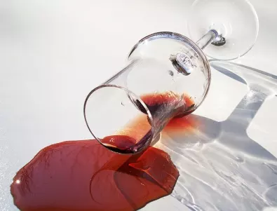 Петна от червено вино - ето как за секунди да ги няма