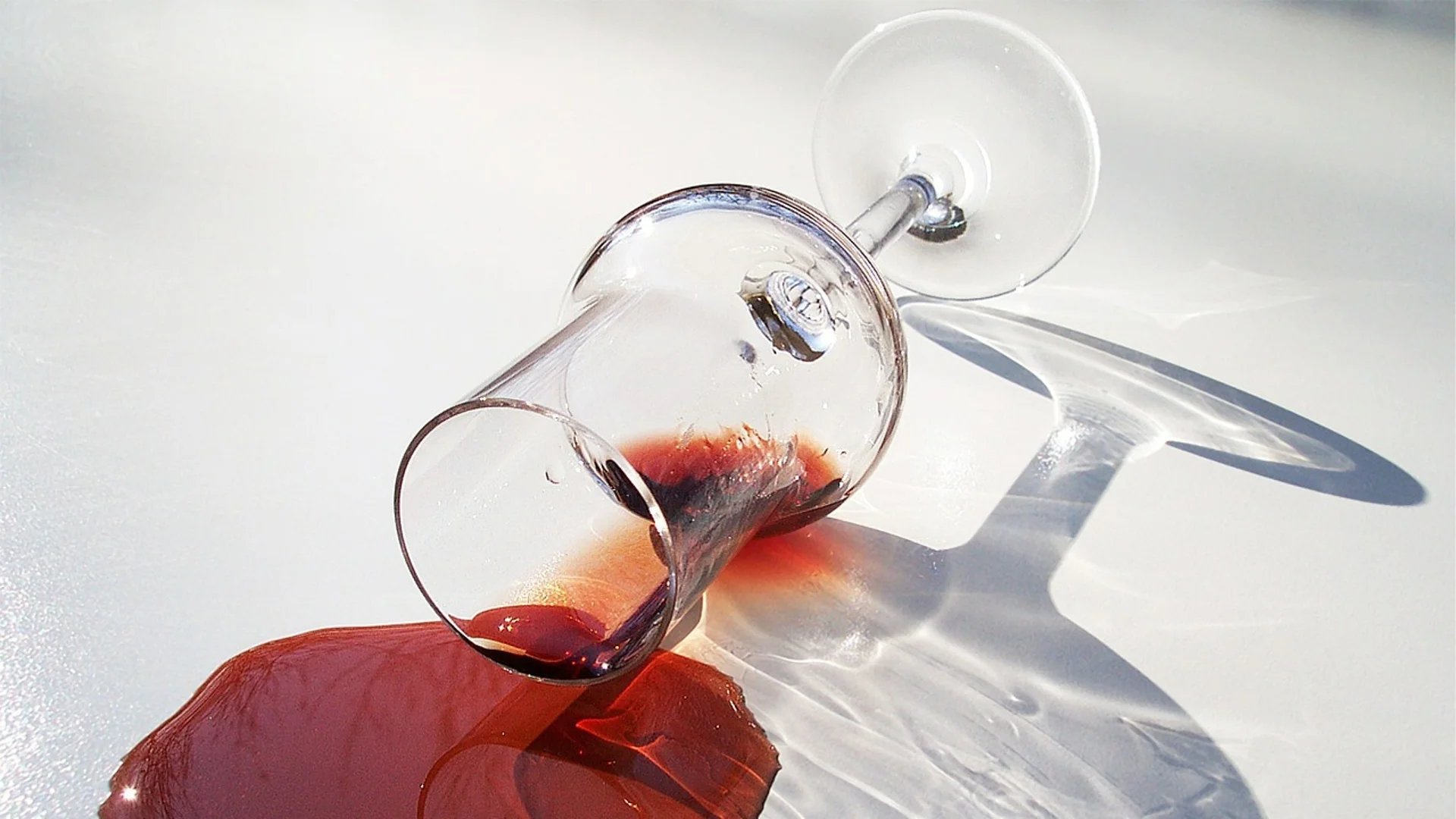 Ефикасни методи за отстраняване на петна от червено вино