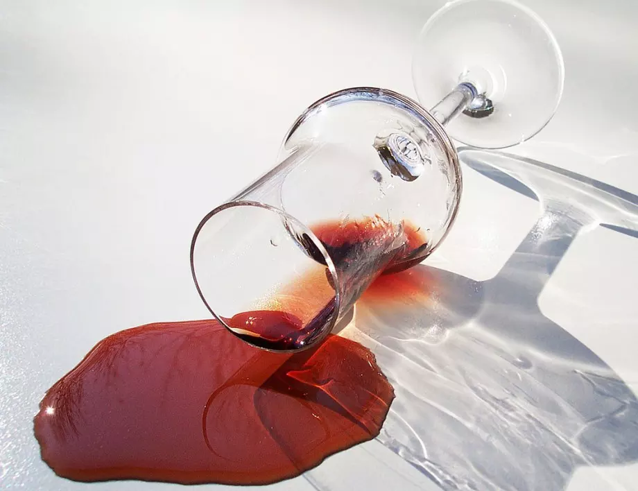 Ефикасни методи за отстраняване на петна от червено вино