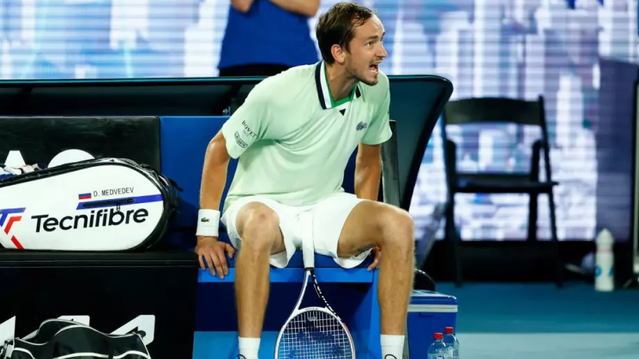 "Глупав ли си, как си толкова слаб и си тук" - Медведев срина съдията на Australian Open (ВИДЕО)