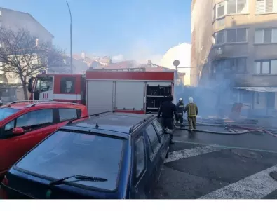 Пожар в жилищна сграда в Бургас, има пострадали