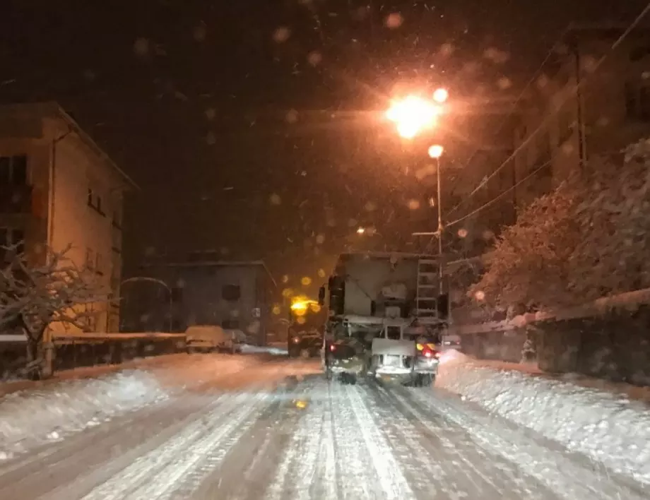 Сняг натрупа на ГКПП "Гюешево"  (ВИДЕО)
