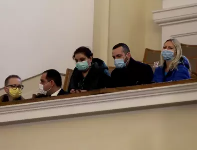РЗИ влезе в парламента, проверява за маски
