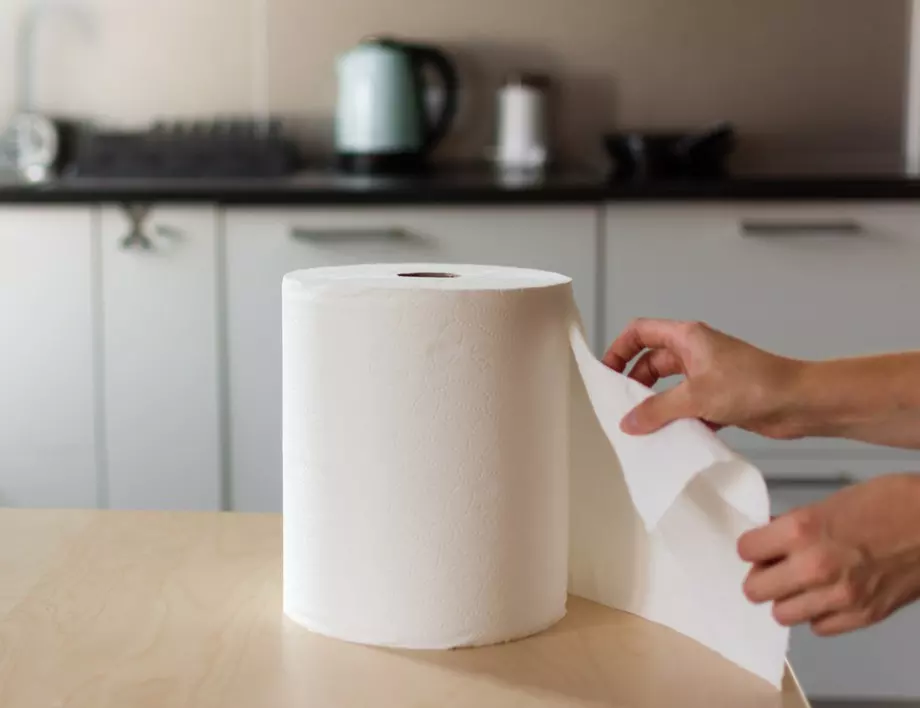 Много хитри приложения на кухненската хартия в домакинството
