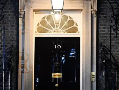 Автомобил се вряза в резиденцията на британския премиер в Лондон (ВИДЕО)