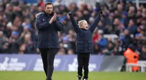 Фенове на Палас събраха £60 000 за лечението на съпругата на съперниковия треньор