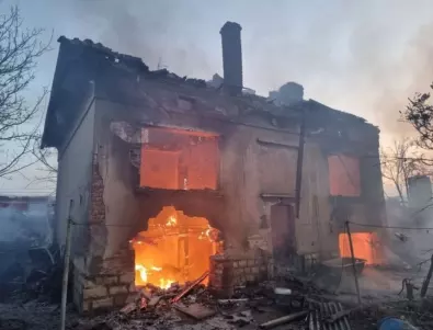 Пожар изпепели къща в Драганово: Не можем да си извадим нови документи (ВИДЕО)
