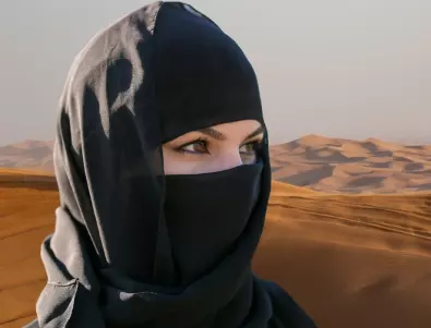 Докато духовник снима иранка без хиджаб: Тя не му остана длъжна (ВИДЕО)