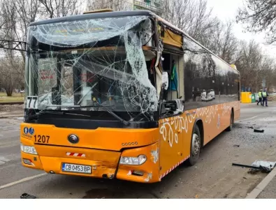 Катастрофа между автобус, кола и камион в София