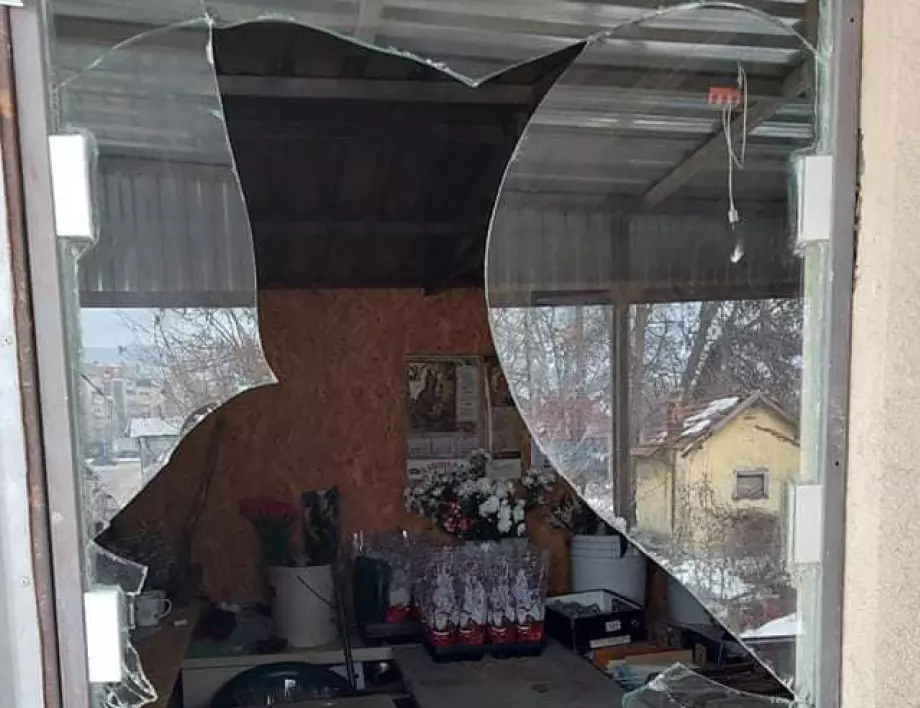 Нападнаха офиса на Българския клуб в Битоля (СНИМКИ)