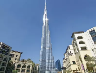 Бурдж Халифа в Дубай бе осветен в цветовете на руското знаме (ВИДЕО)