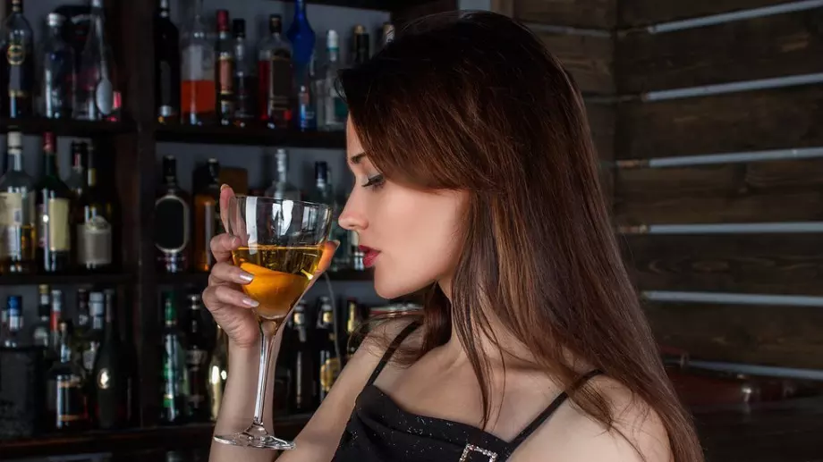 Гастроентеролог разкри как алкохолът влияе на червата