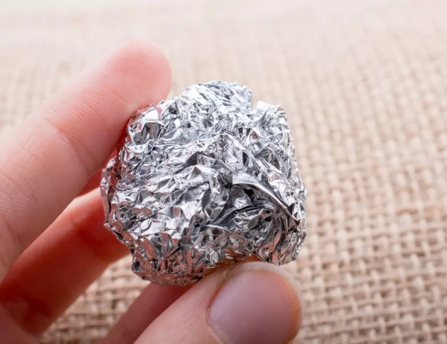 Няма да повярвате защо градинарите започнаха да оставят топчета алуминиево фолио в градината си!