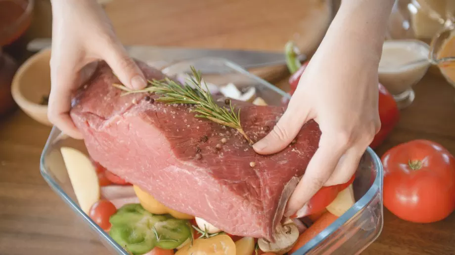 Защо НИКОГА да не готвим месо, което току – що е извадено от хладилника?